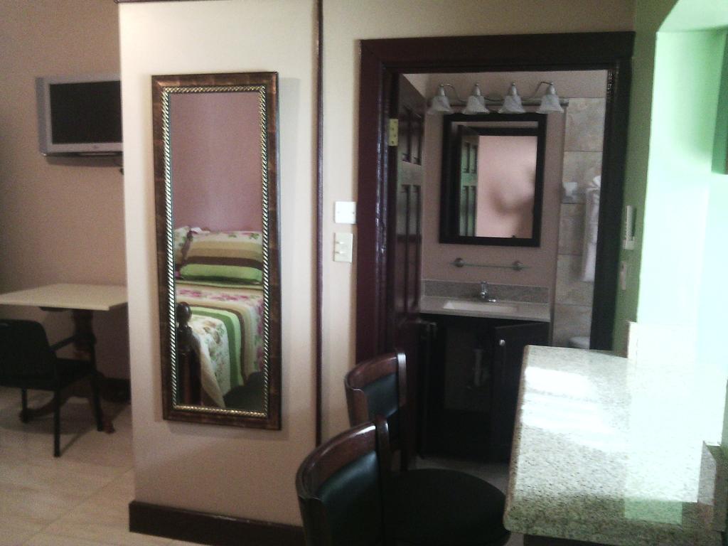 Hotel Tropik Leadonna Montego Bay Bilik gambar